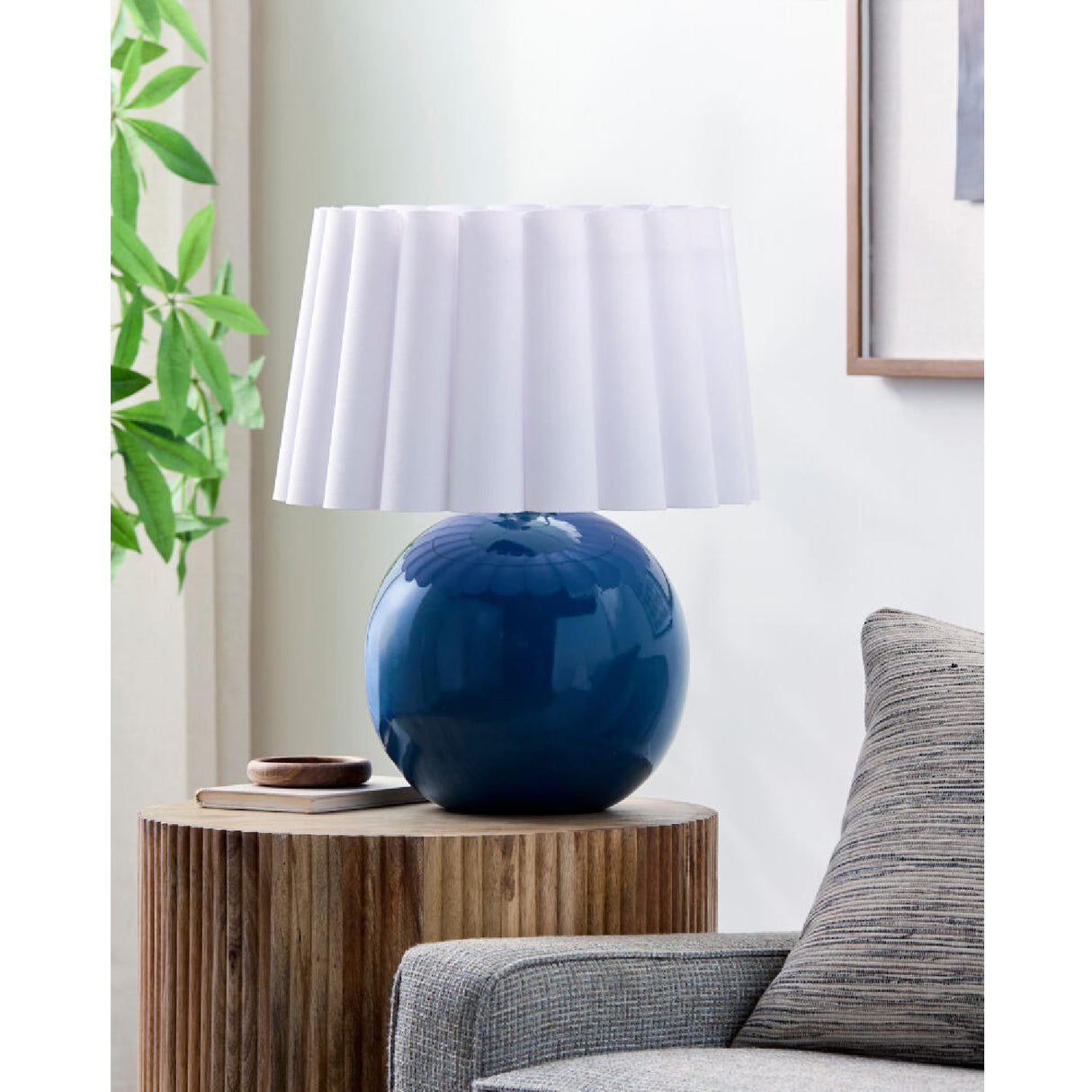 Scalloped White Fabric Table Lamp | Oroa.com