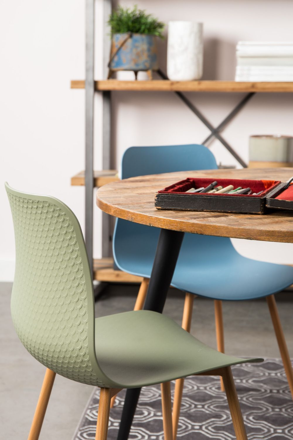 Molded Shell Dining Chairs (2) | DF Leon | Oroa.com