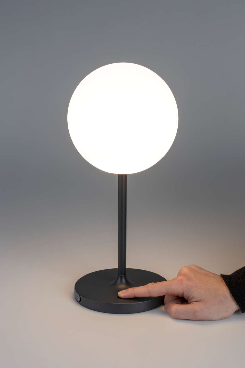 Minimalist Orb Table Lamp | DF Hub | OROA.com