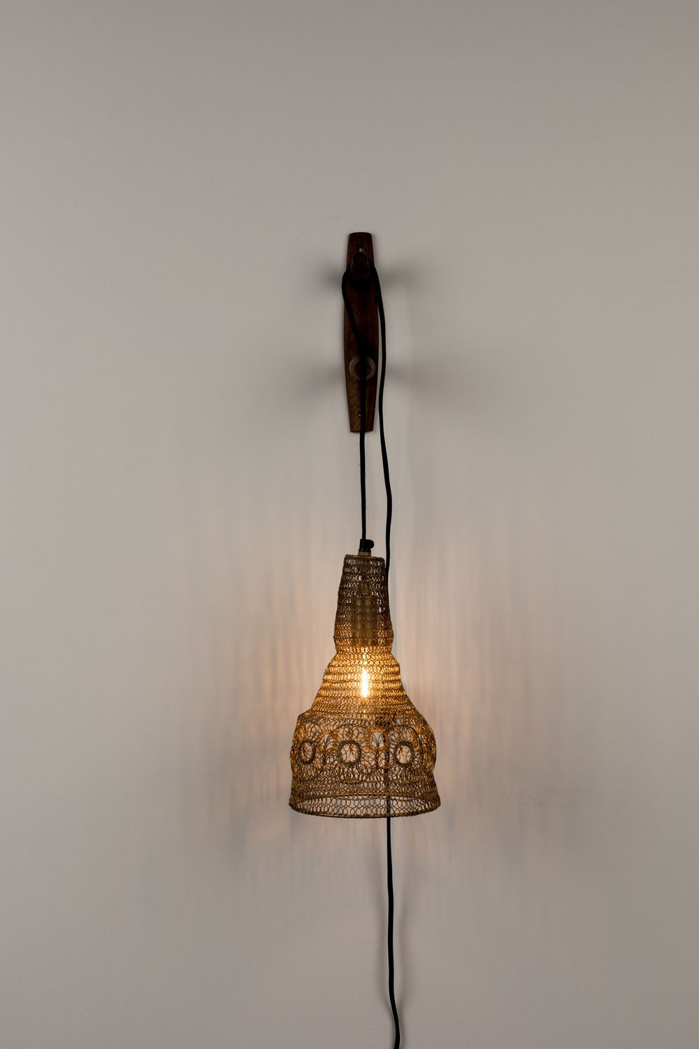 Iron Mesh Wall Lamp | DF Alen | OROA.com