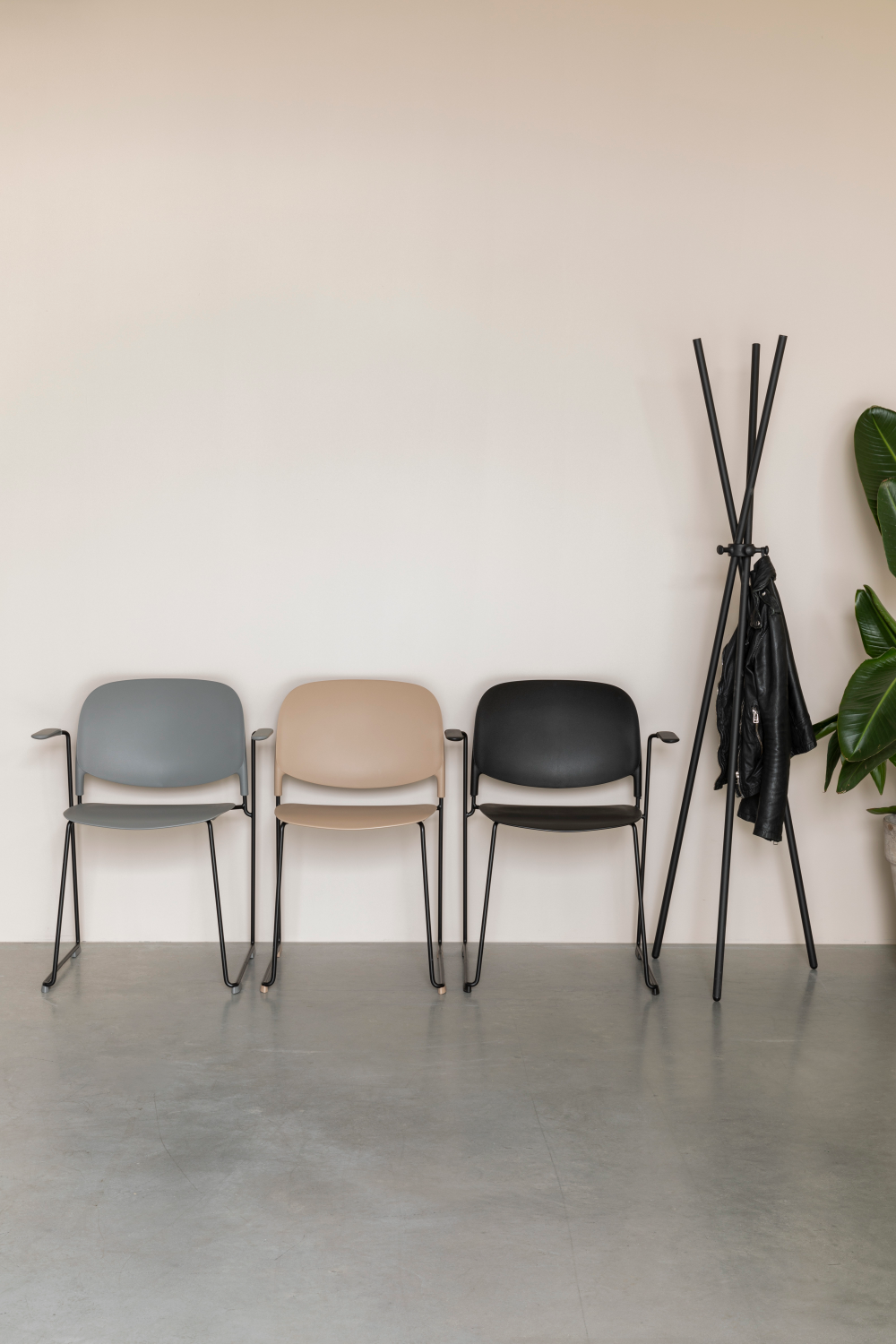 Tripod Metal Coat Rack | DF Darwin | Oroatrade.com