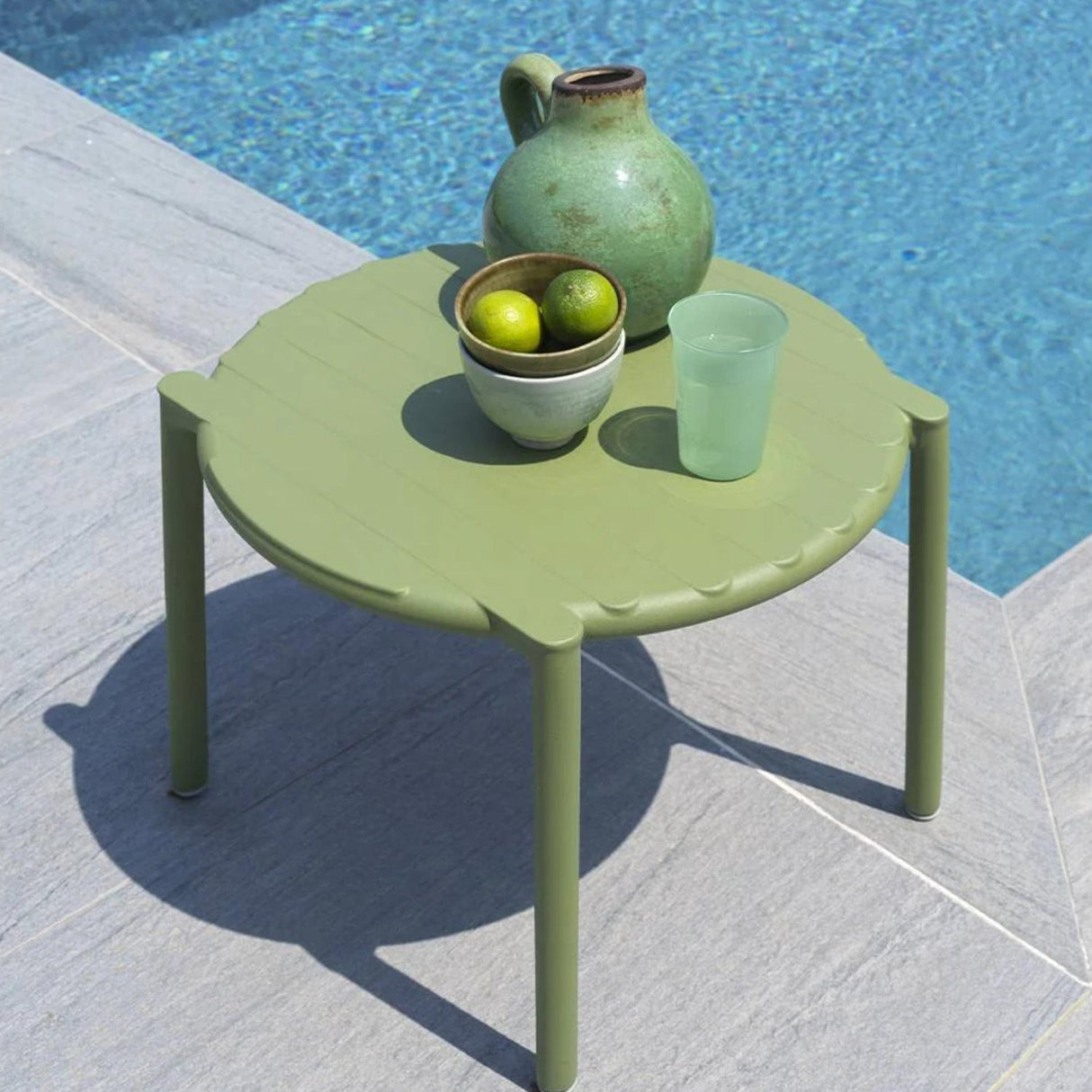 Slatted Round Outdoor Coffee Table | Oroa.com