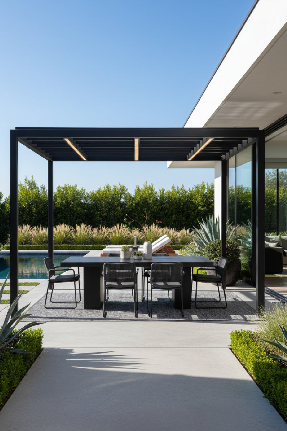 Pillar-Legged Indoor/Outdoor Dining Table | Novi Living Aurelius | Oroa.com