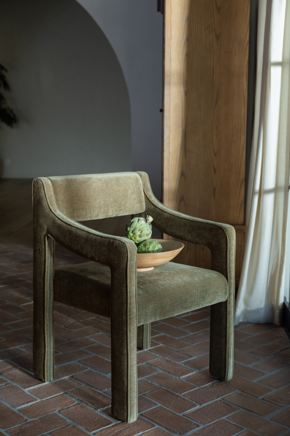 Upholstered Sloped-Arm Dining Chair | Novi Living Elise | Oroa.com