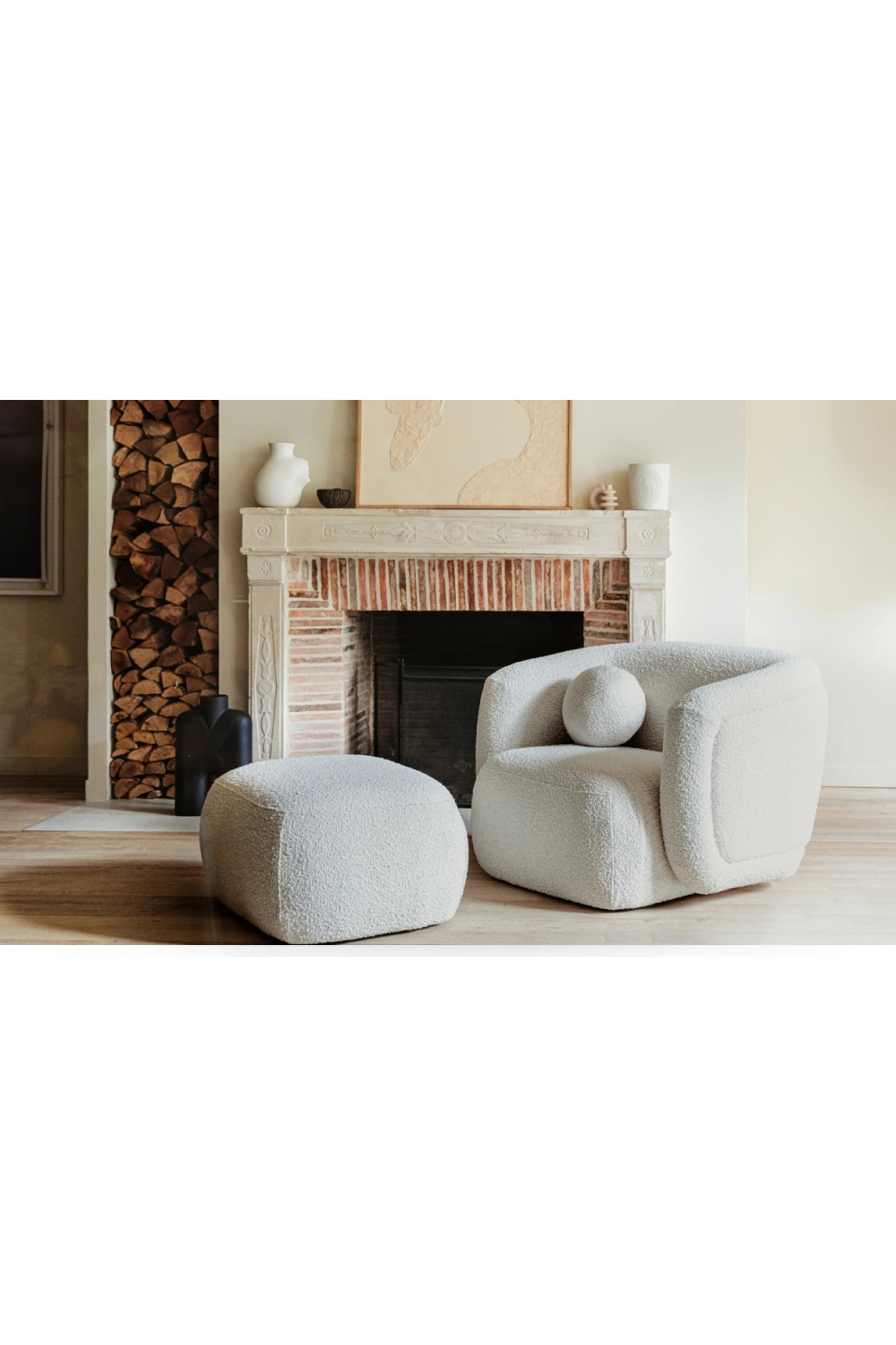 Curved Plush Lounge Chair | NV Gallery Volta | Oroa.com