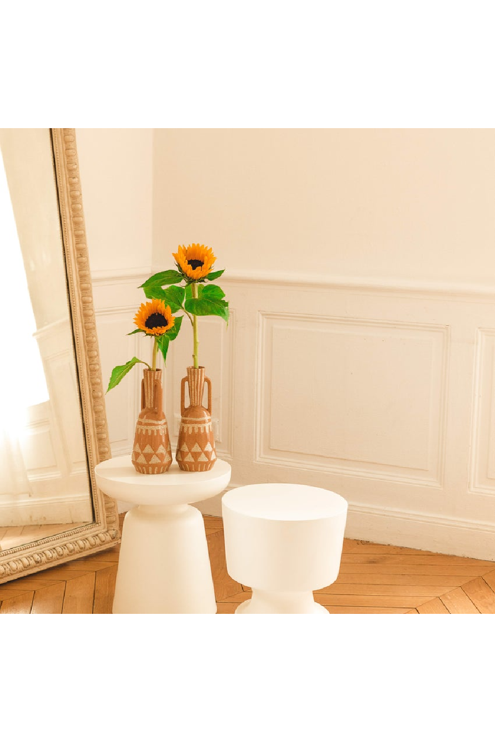 Glossy Sculptured Side Table | NV Gallery Cersei | Oroa.com