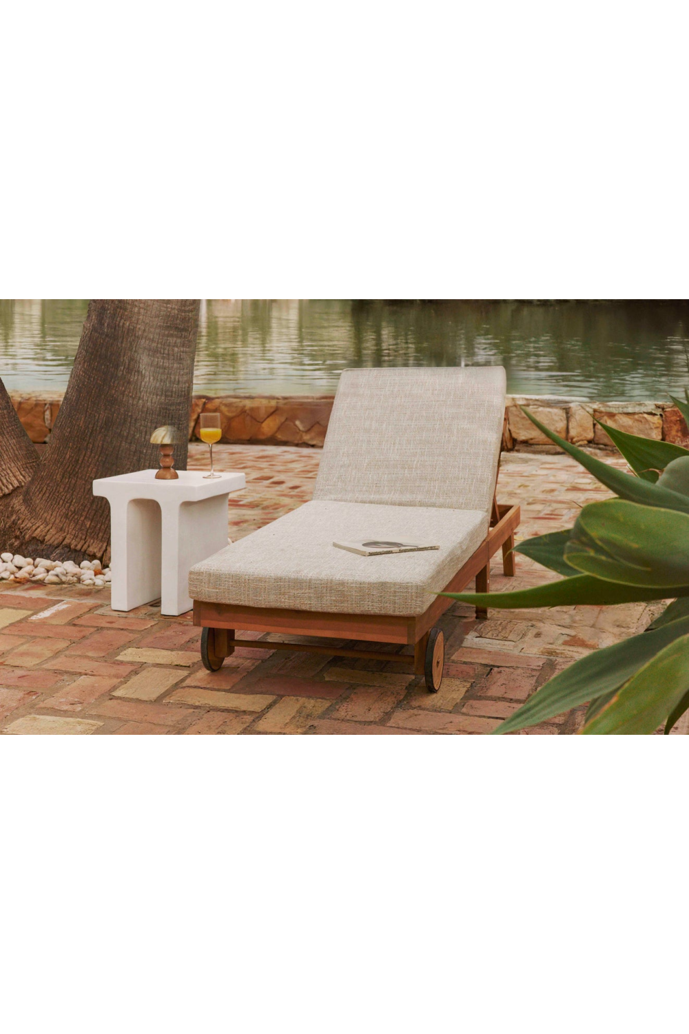 White Fiberglass Indoor/Outdoor Side Table | NV Gallery Ithaque | Oroa.com