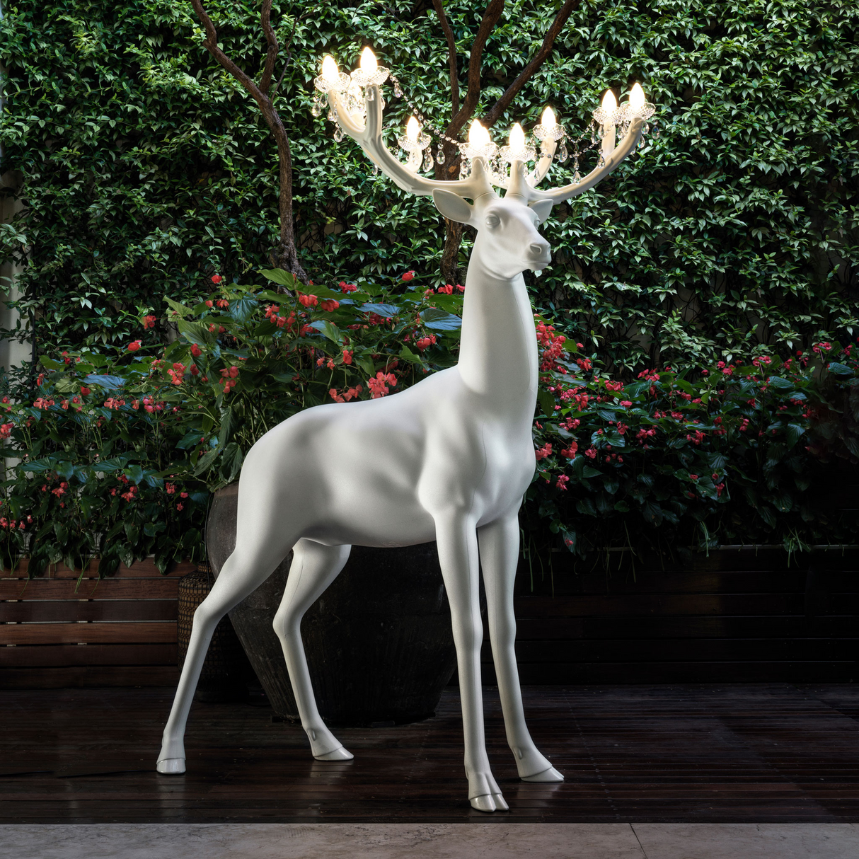 Deer Sculpture Indoor/Outdoor Lamp | Qeeboo Sherwood | OROA.com