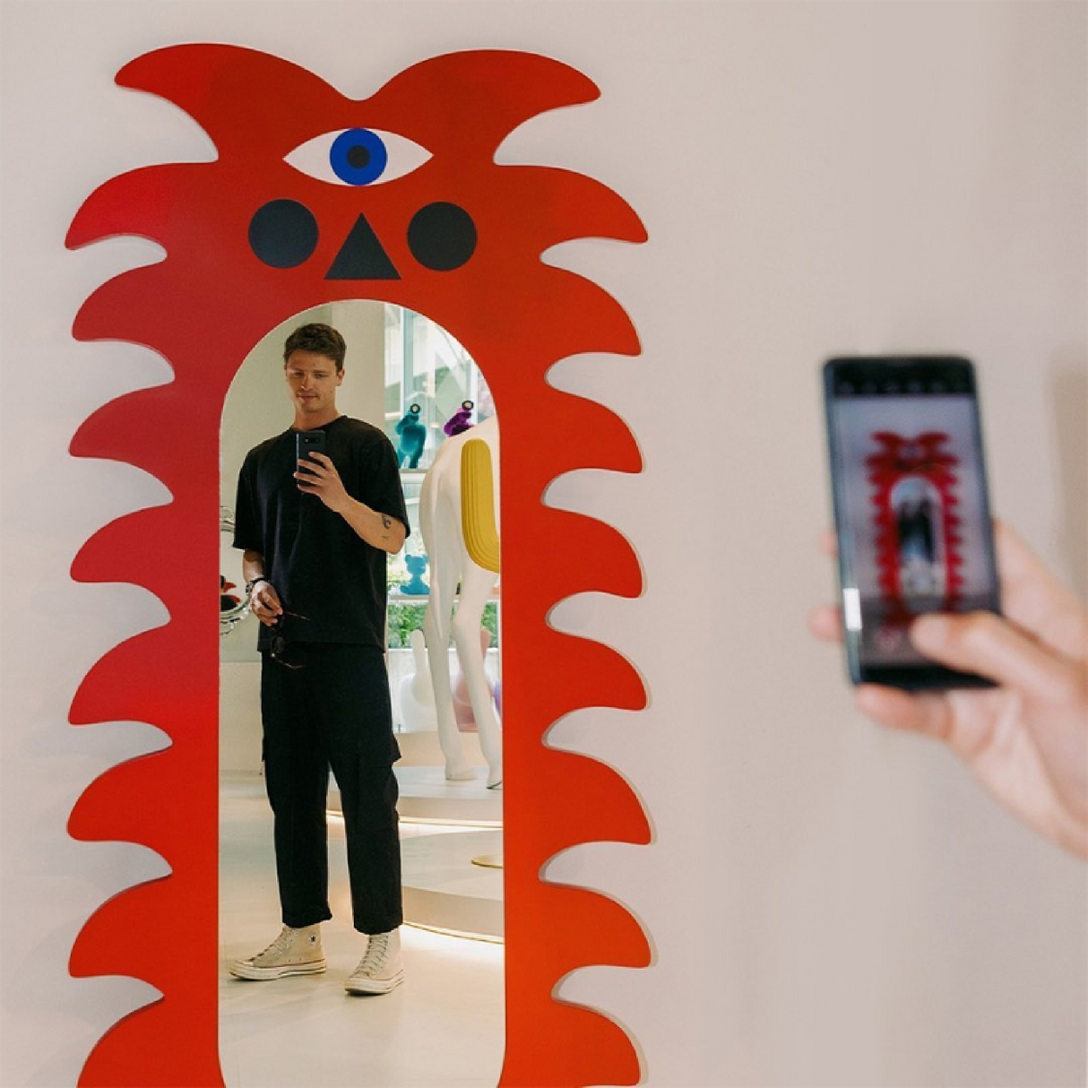 Red Figurative Palm Mirror XL | Qeeboo Oggian Samu | OROA.com