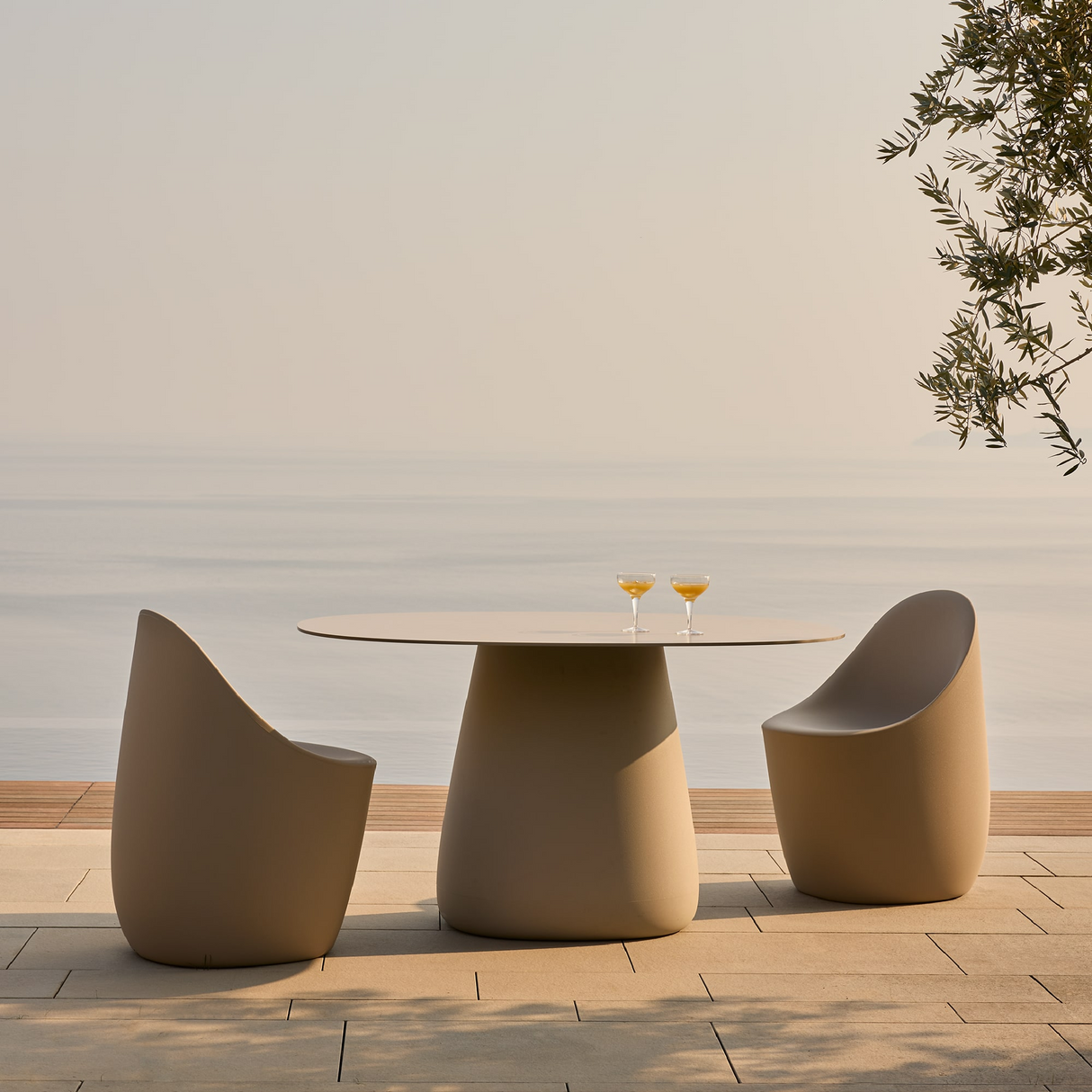 Oval Indoor/Outdoor Dining Table | Qeeboo Cobble | OROA.com