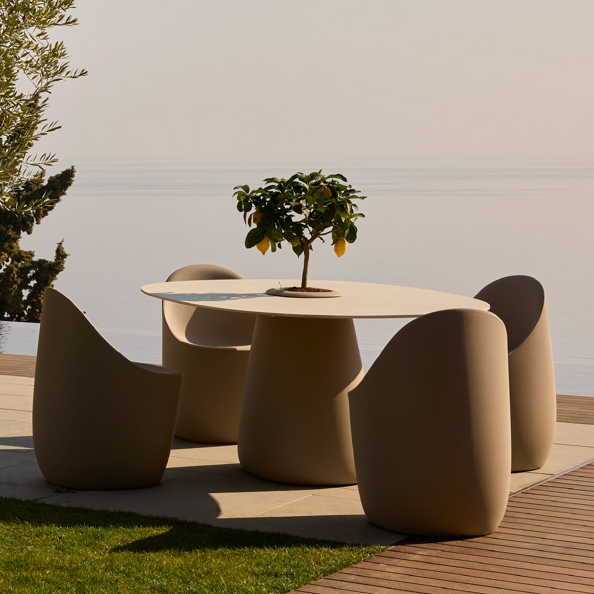 Indoor/Outdoor Bucket Dining Table | Qeeboo Cobble | OROA.com