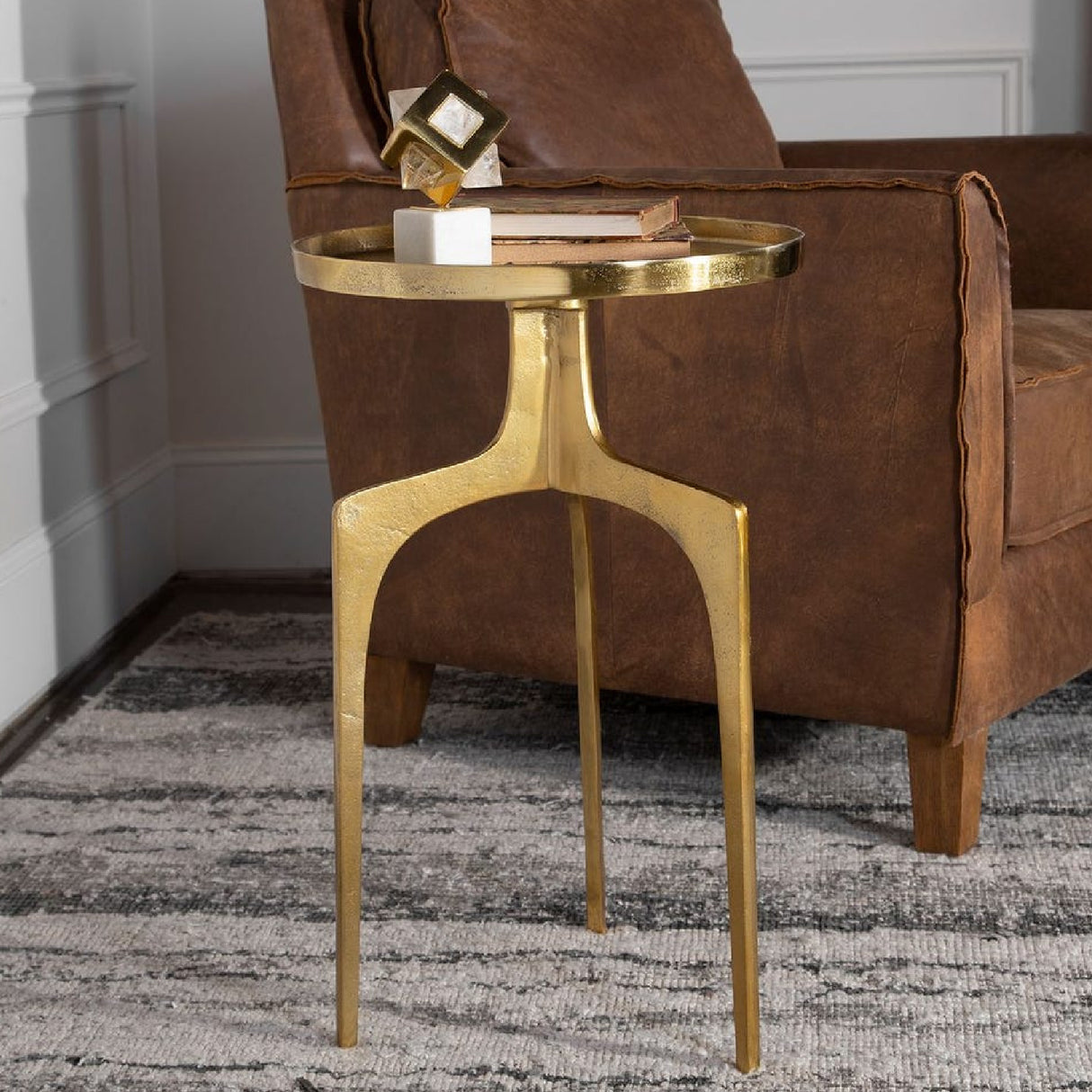 Round Cast Aluminum Accent Table | Oroa.com