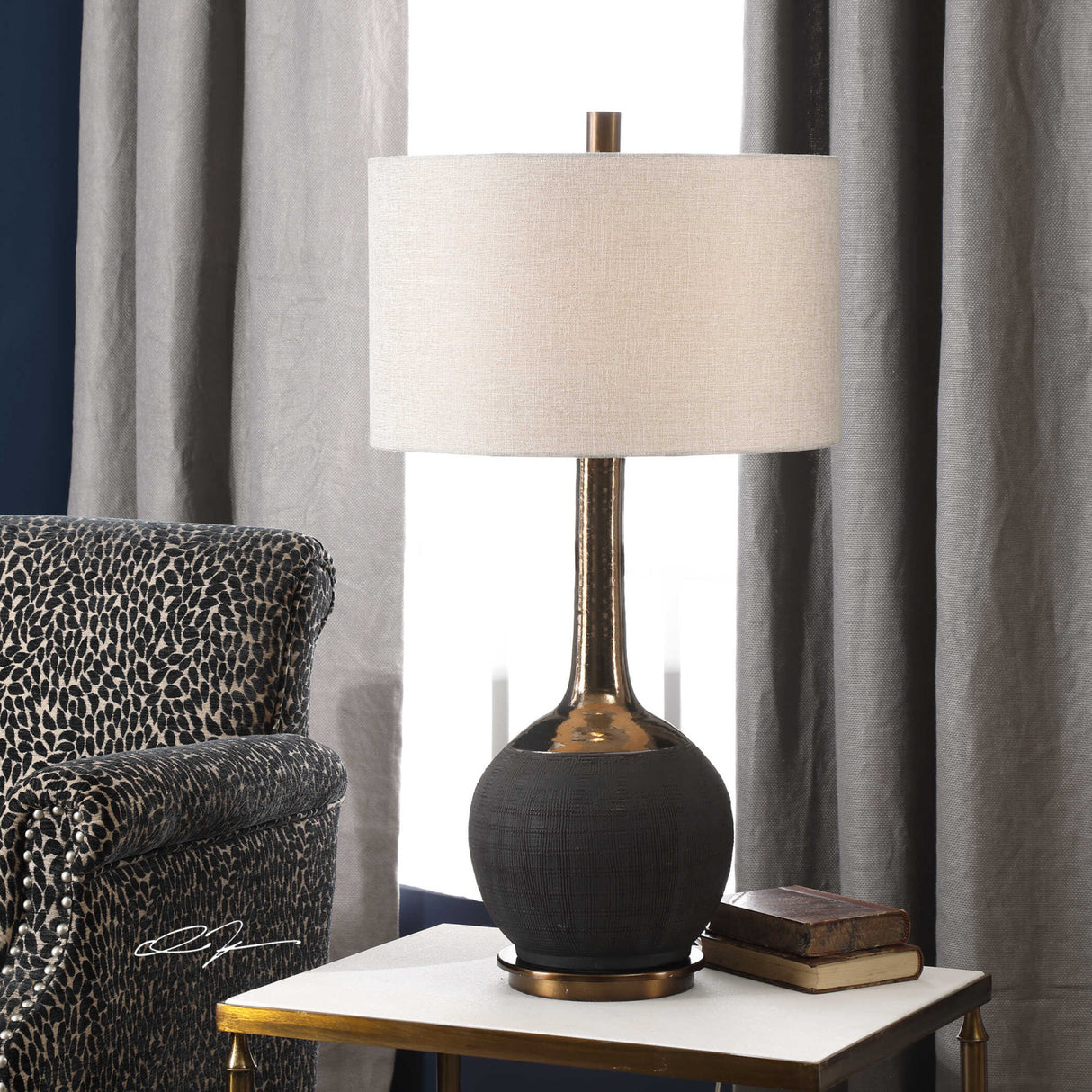 Rounded Black Ceramic Table Lamp | Oroa.com