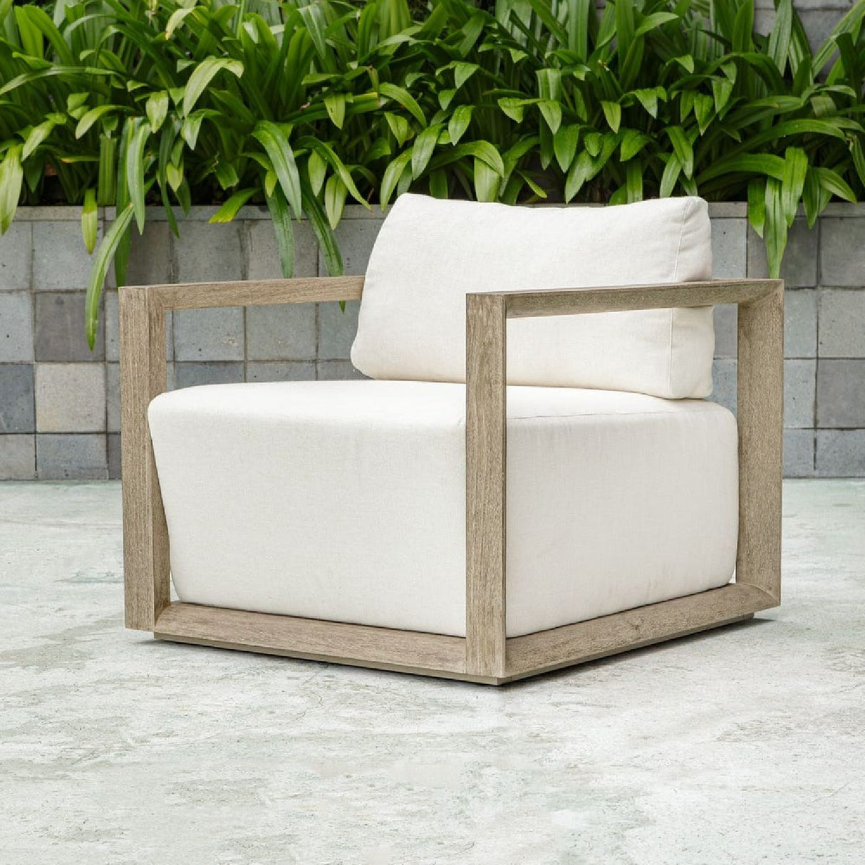 White Cushioned Outdoor Lounge Chair | Oroa.com
