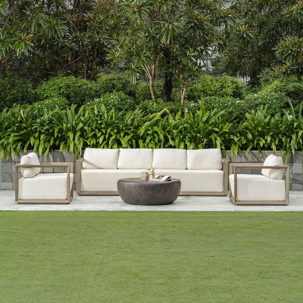 White Cushioned Outdoor Lounge Chair | Oroa.com