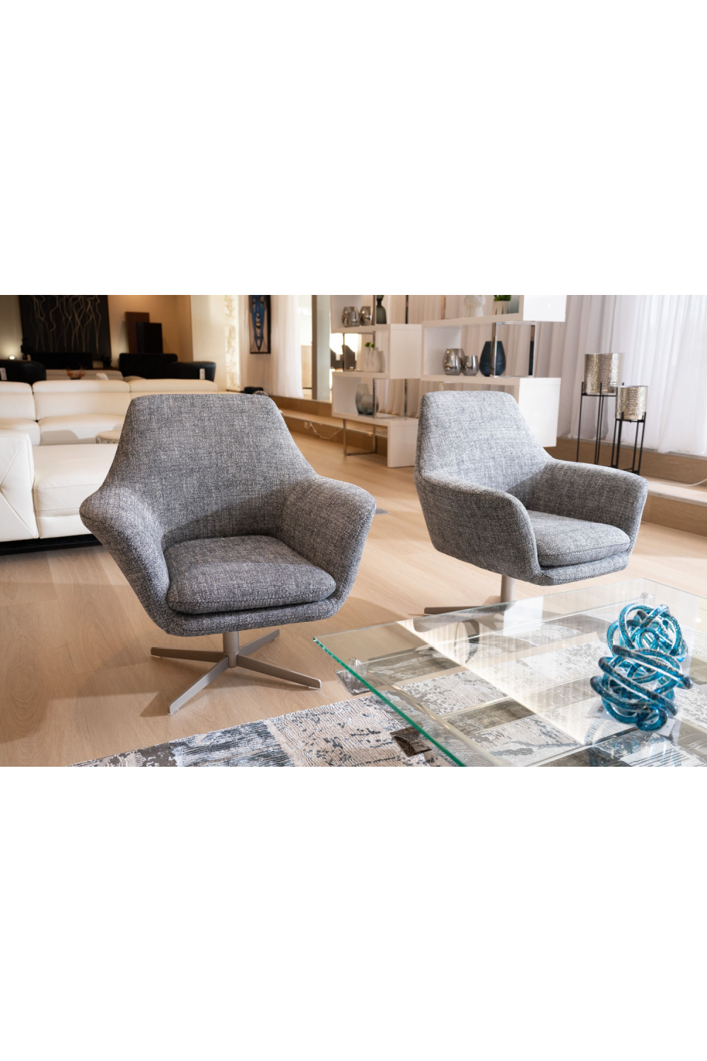 Wing-Armed Swivel Lounge Chair | OROA Modern Elvin | Oroa.com