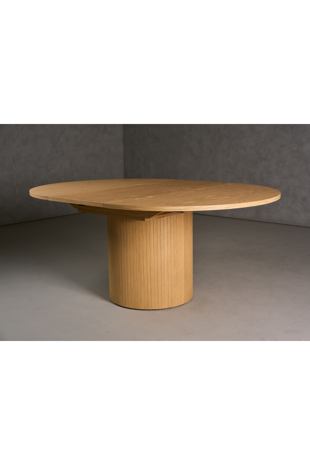 Round Oak Extendable Dining Table | Oroa.com