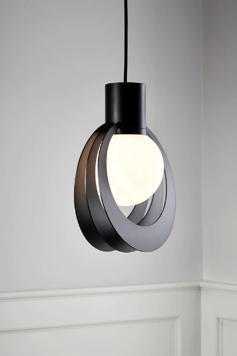 Modern Architectural Pendant Lamp M | WOUD Lunar | OROA.com