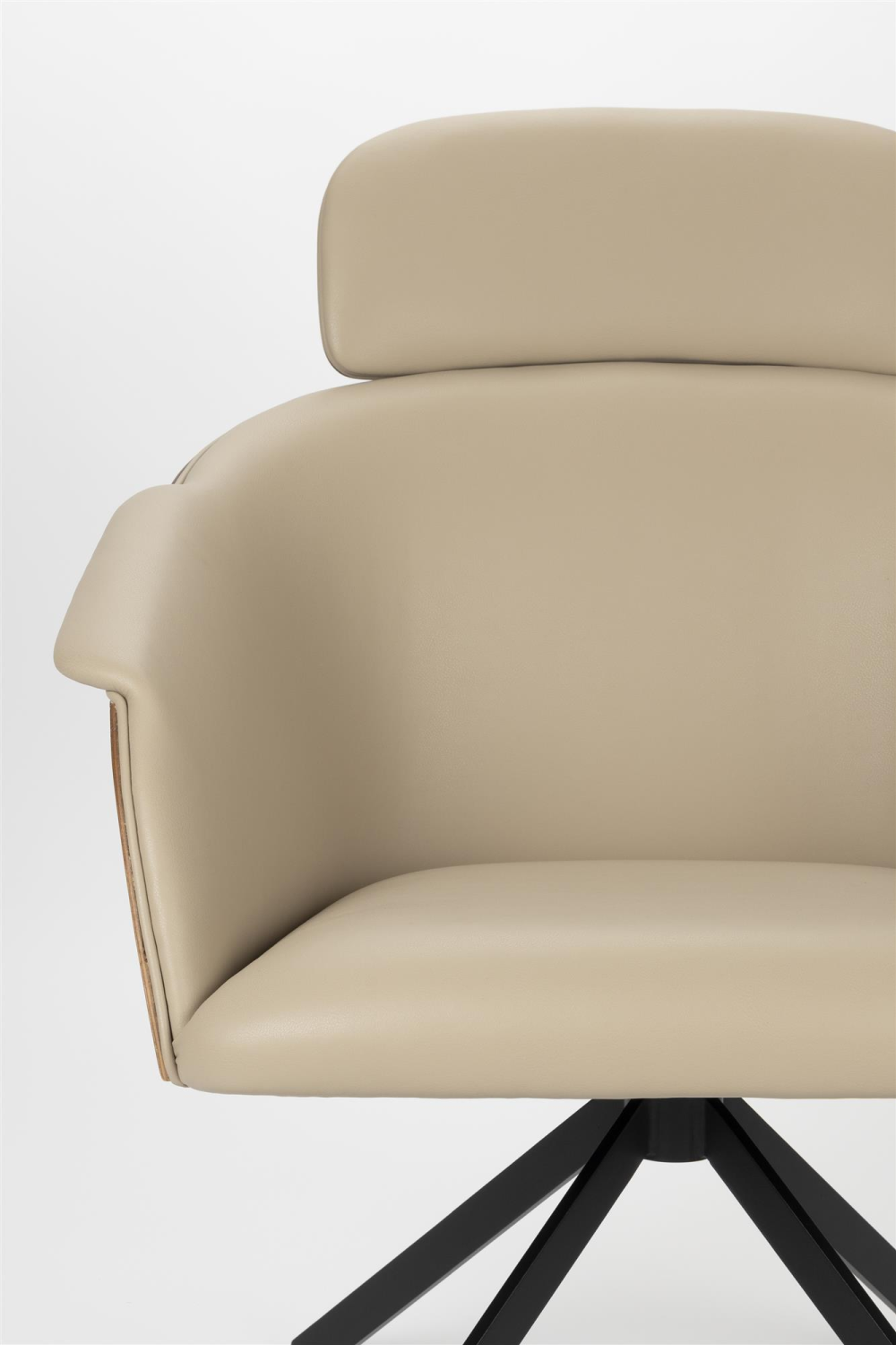 Beige Leather Lounge Chair | Zuiver Frie | OROA.com