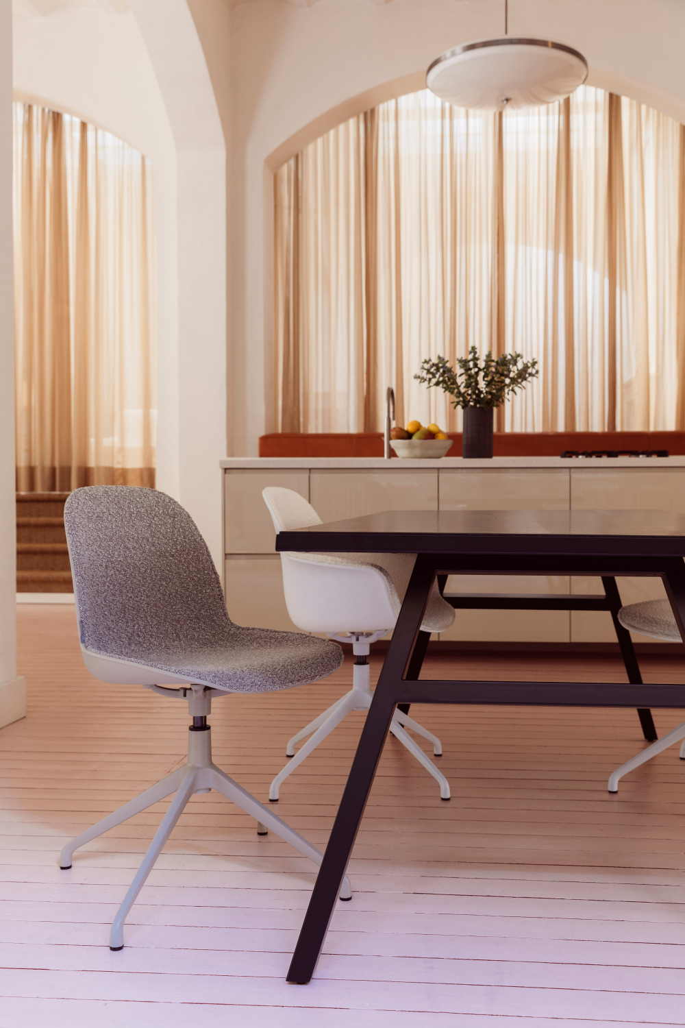Upholstered Minimalist Swivel Chair (2) | Oroa.com