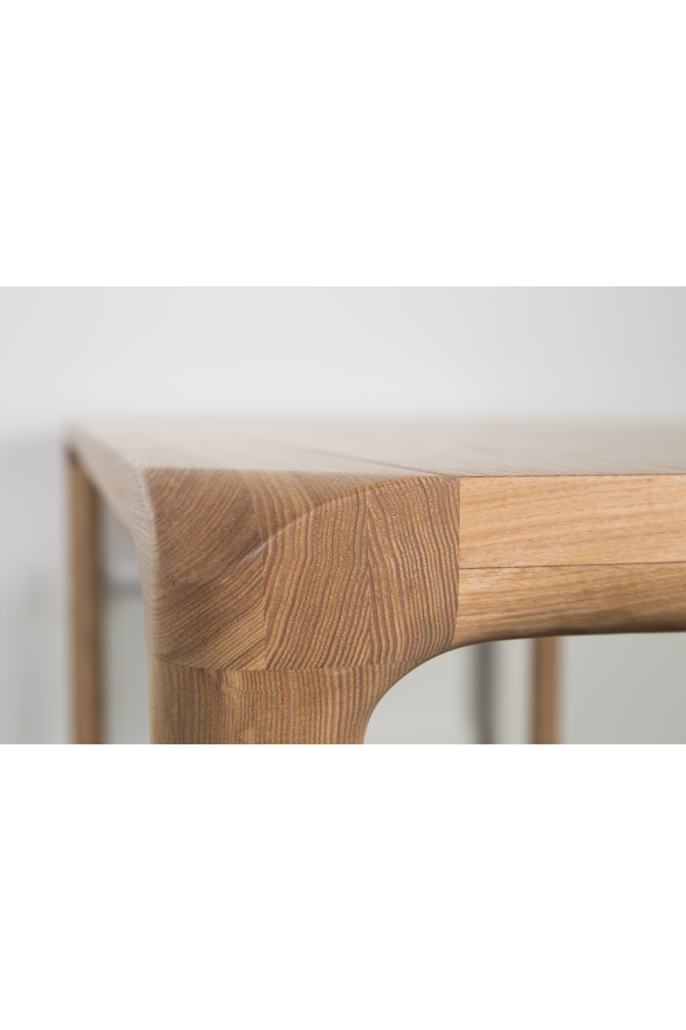 Lacquered Wood Dining Table (S) | Zuiver Storm | OROA.com