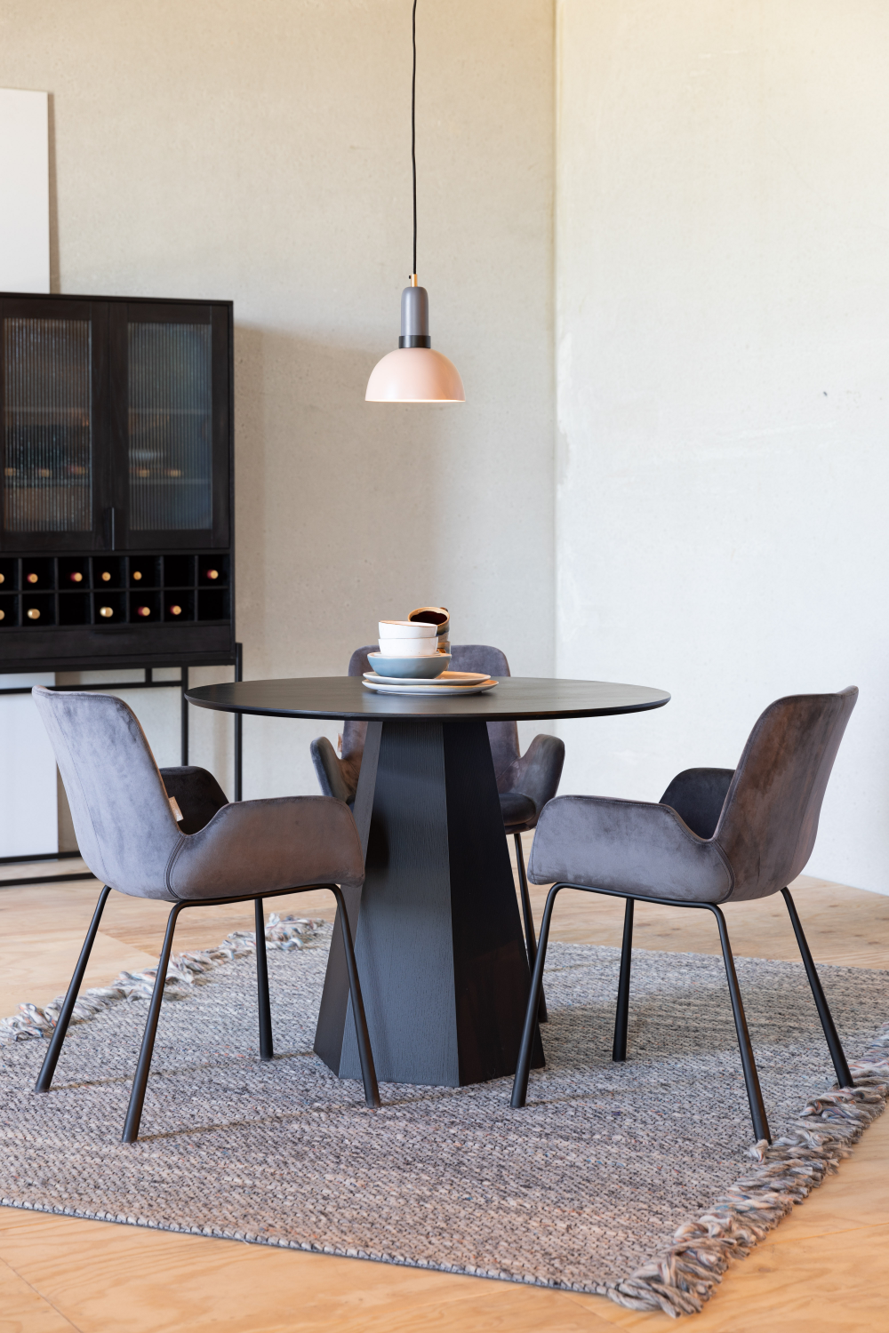 Ash Pedestal Round Table | Zuiver Pilar | Oroa.com