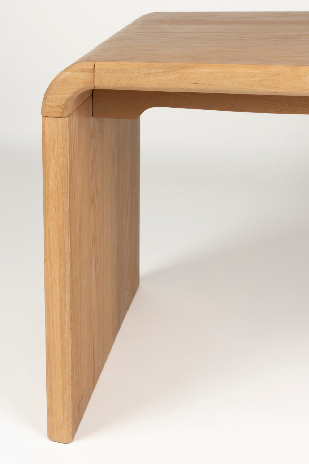 Oak Curved Dining Table | Zuiver Brave | OROA.com