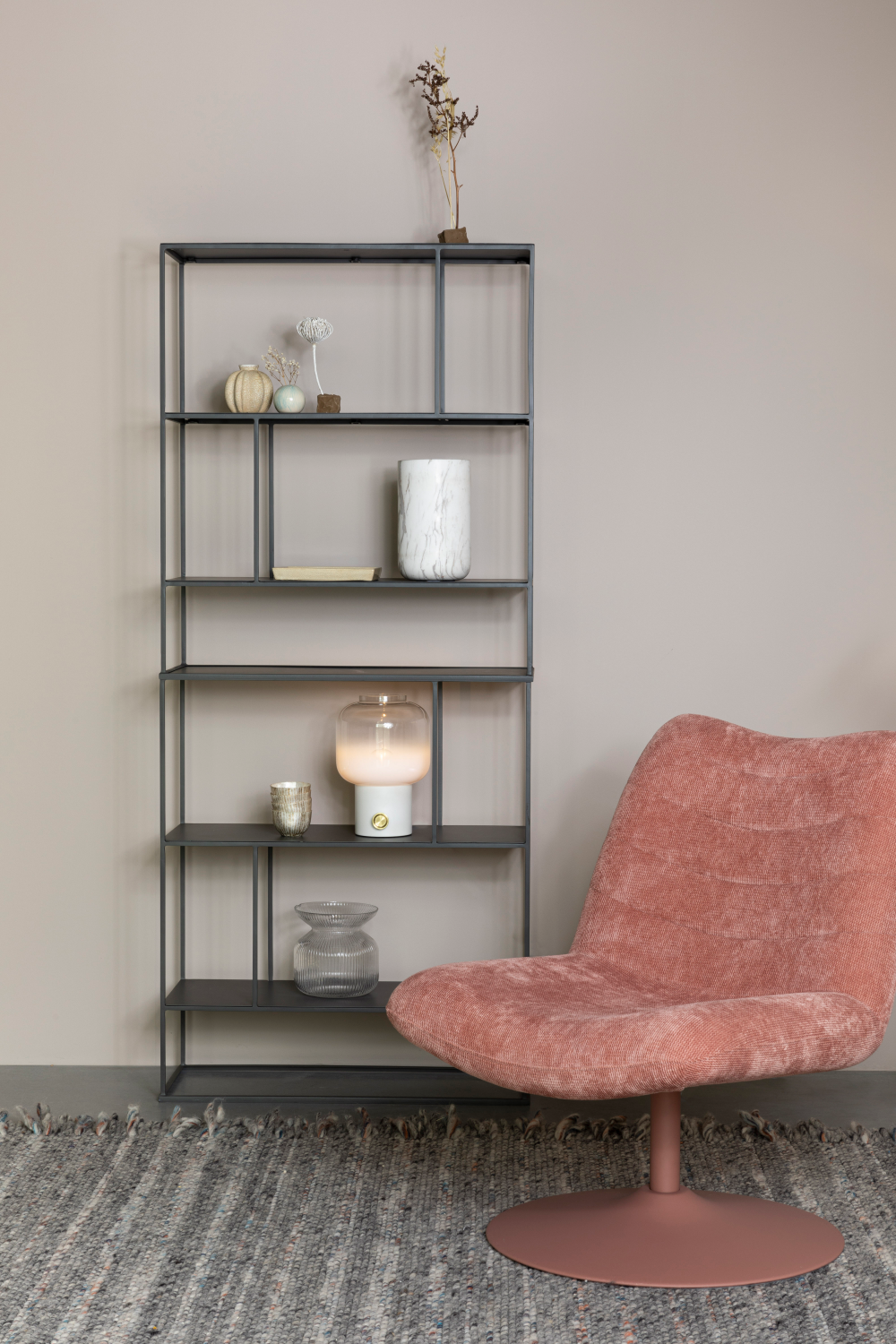 Upholstered Pedestal Lounge Chair | Zuiver Bubba | OROA.com