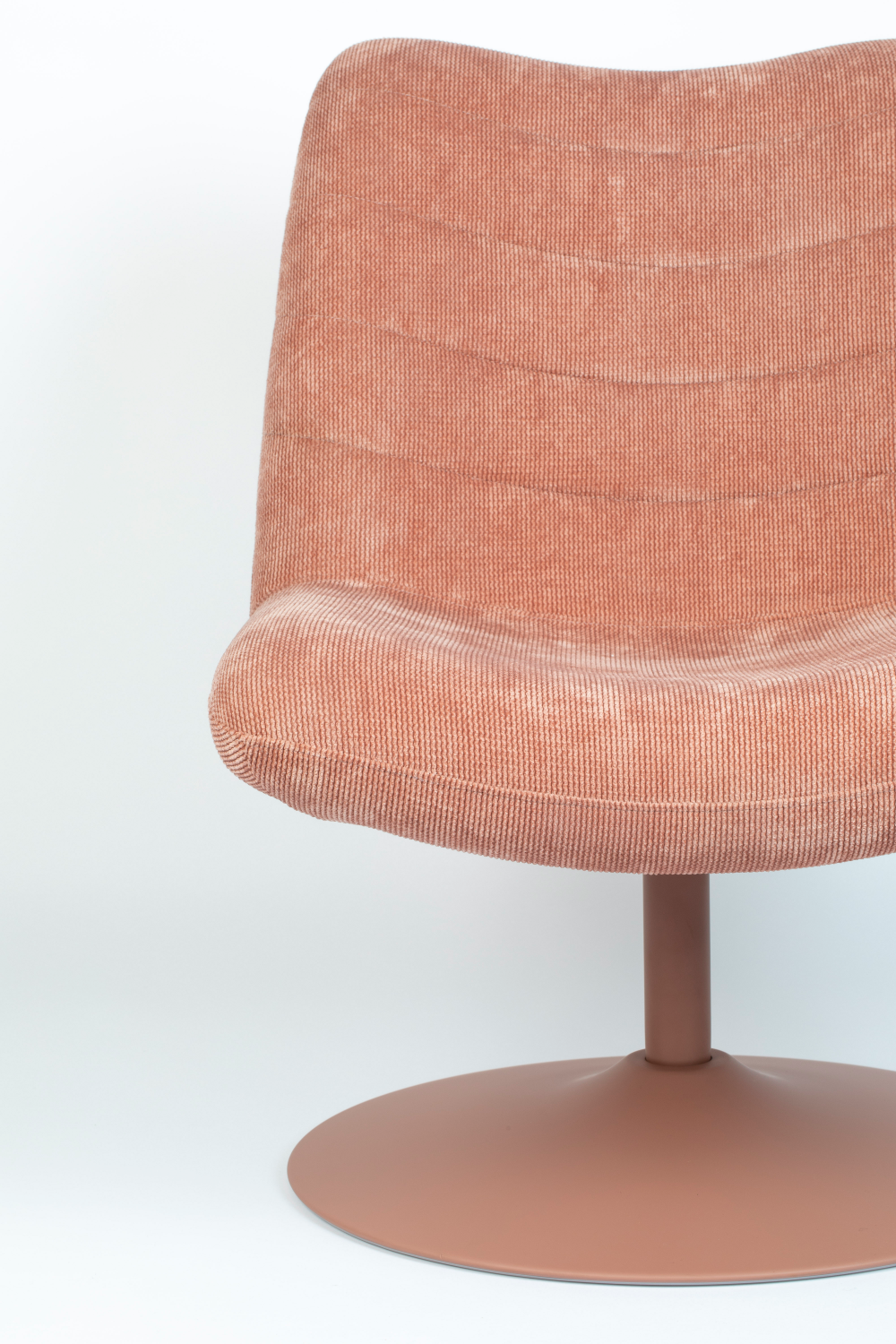 Upholstered Pedestal Lounge Chair | Zuiver Bubba | OROA.com
