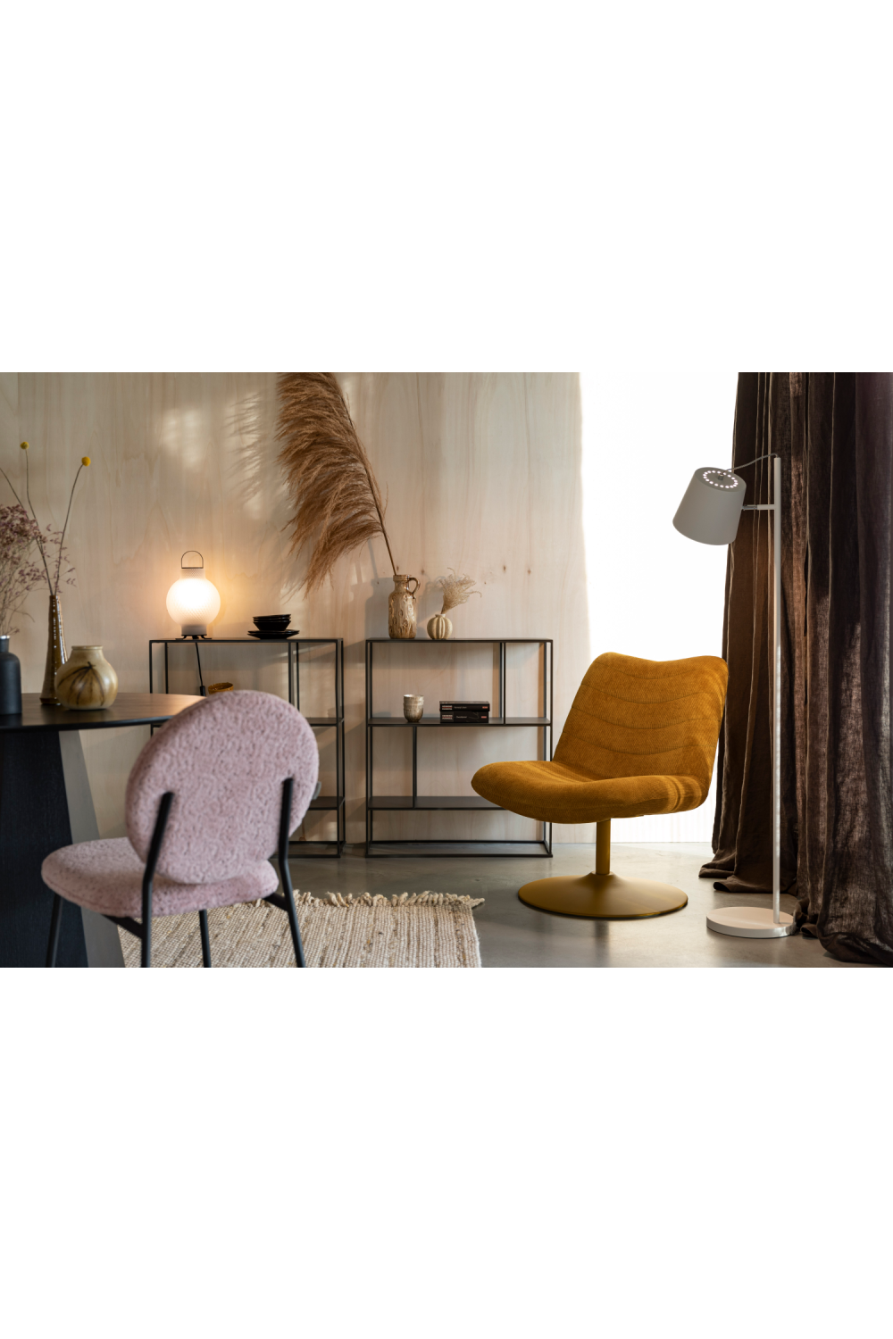 Upholstered Pedestal Lounge Chair | Oroa.com