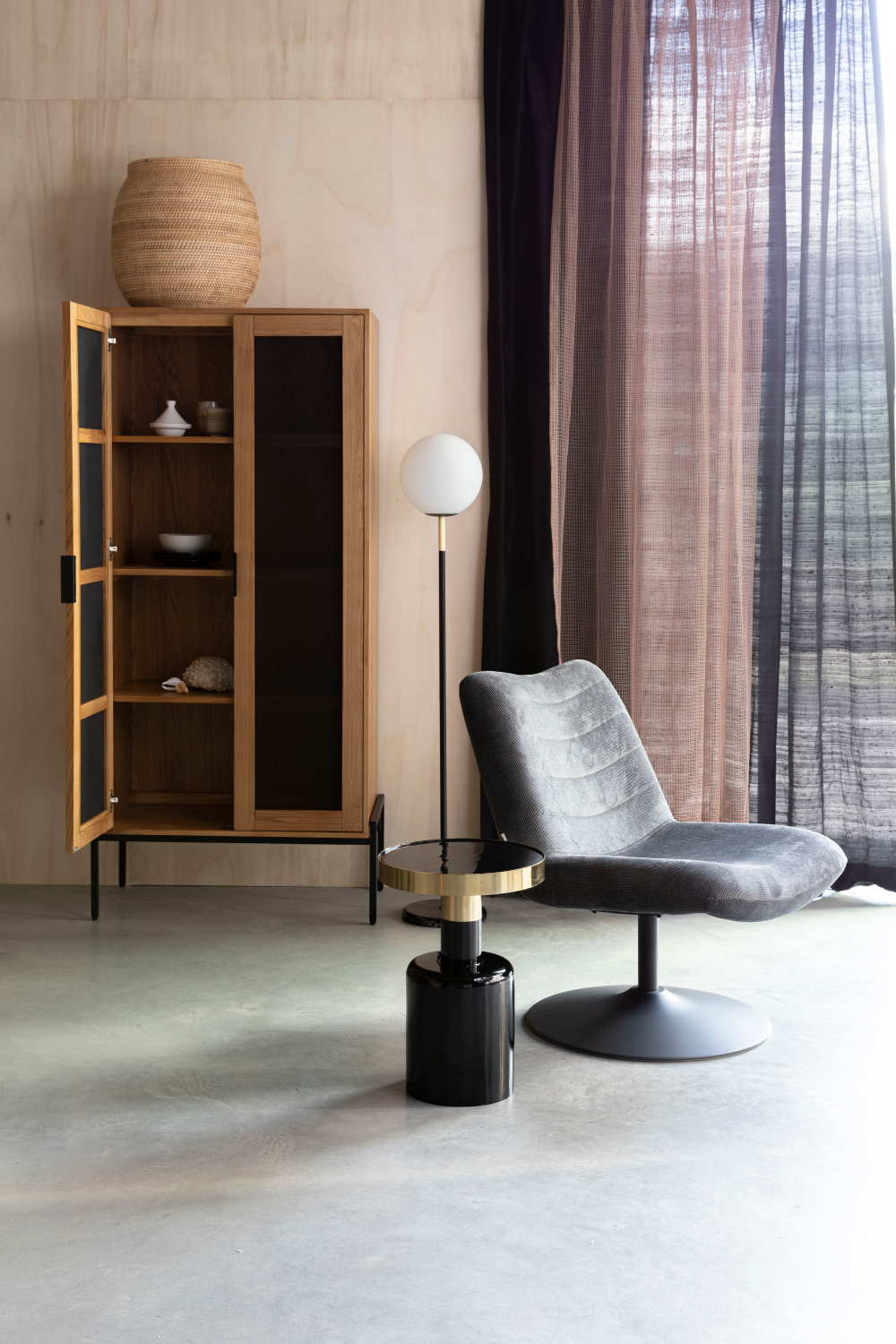 Upholstered Pedestal Lounge Chair | Zuiver Bubba | OROA.com