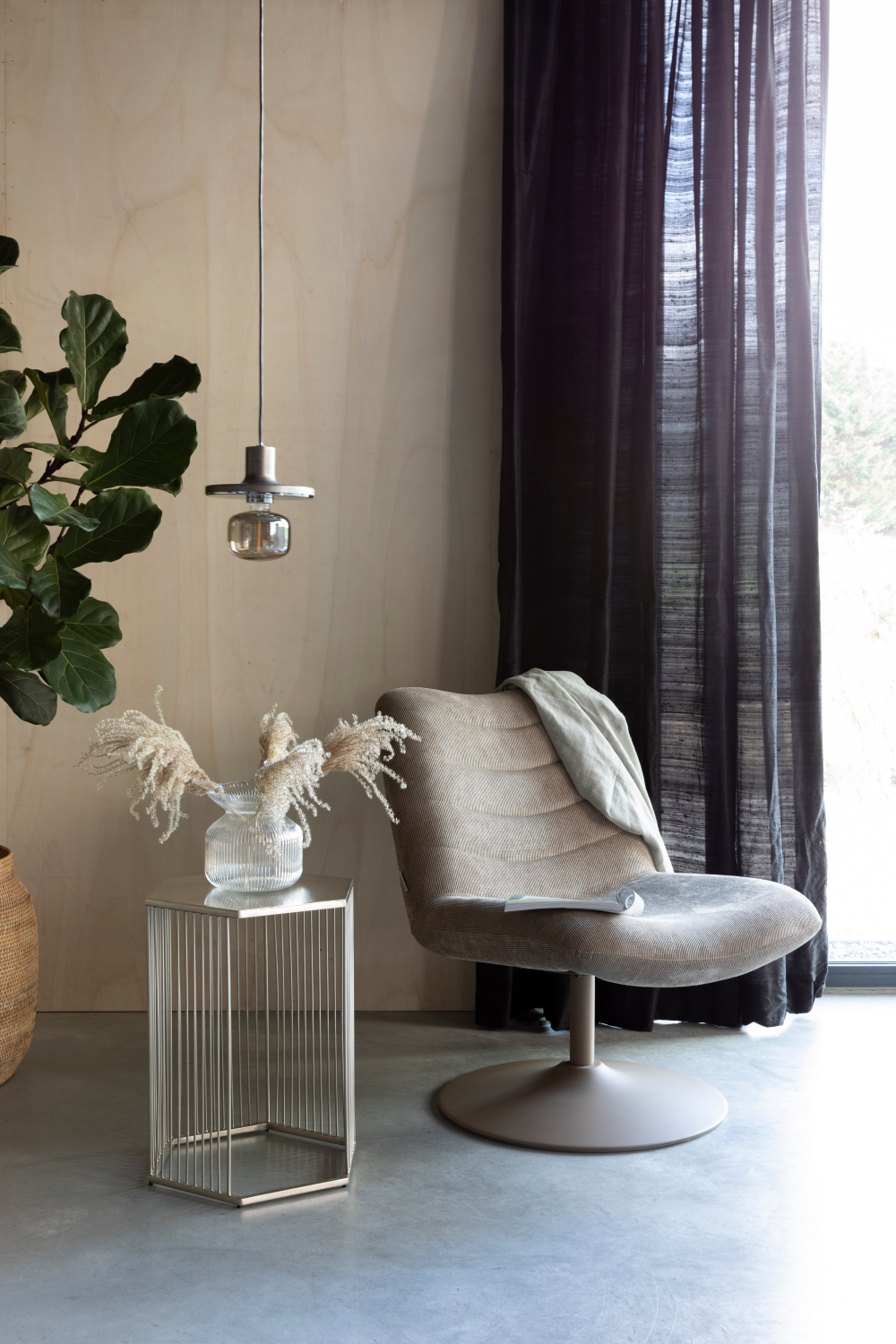 Upholstered Pedestal Lounge Chair | Oroa.com