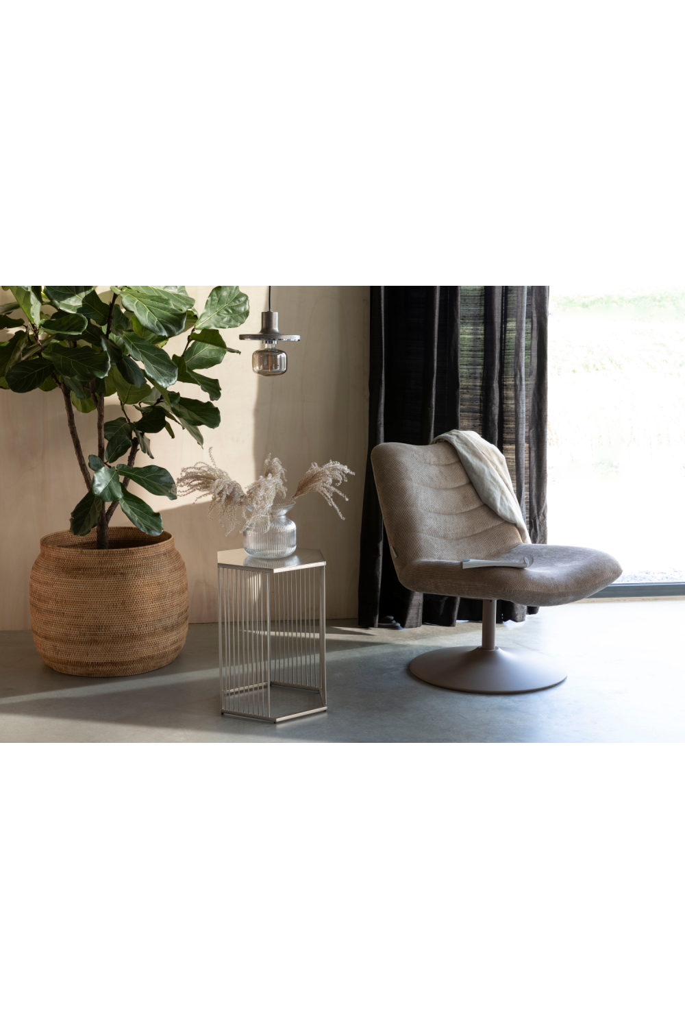 Upholstered Pedestal Lounge Chair | Oroa.com