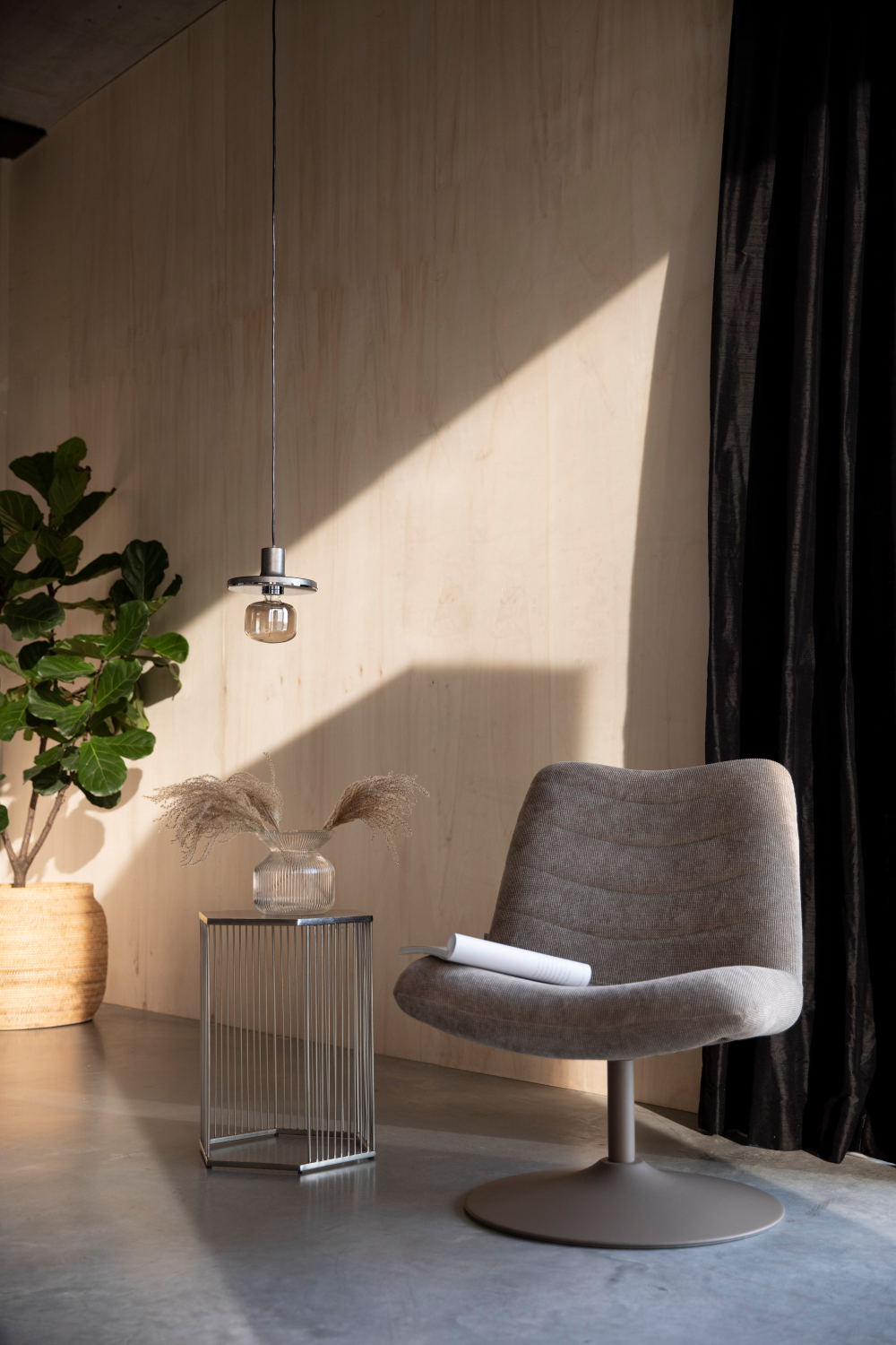 Upholstered Pedestal Lounge Chair | Zuiver Bubba | OROA.com