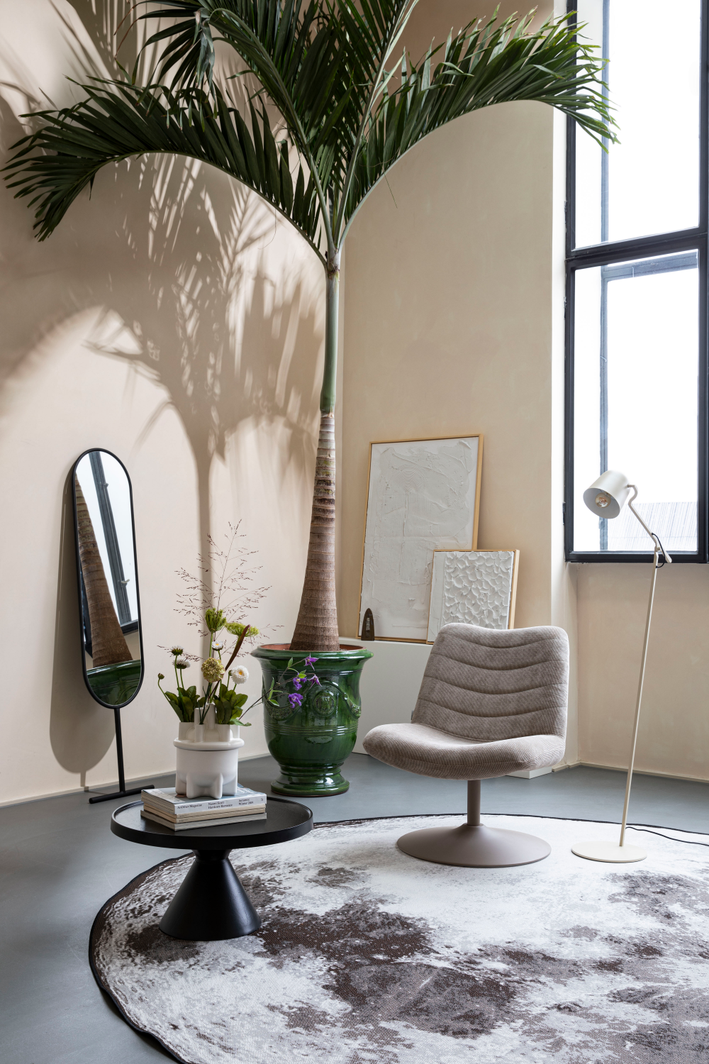 Upholstered Pedestal Lounge Chair | Oroa.com