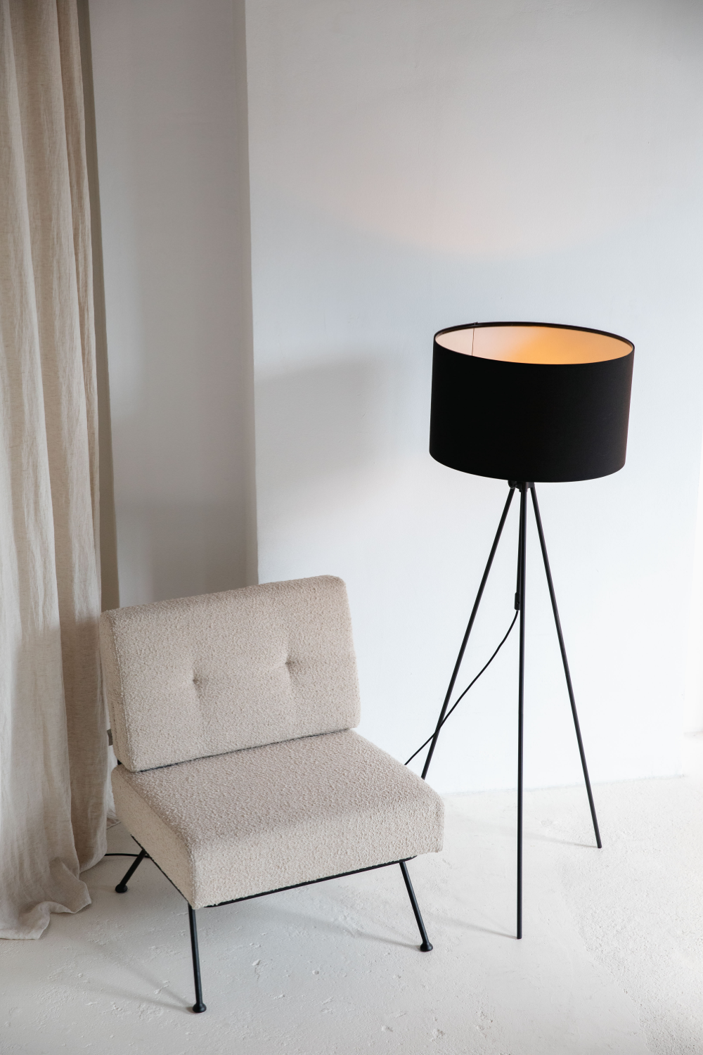 Beige Minimalist Lounge Chair | Oroa.com