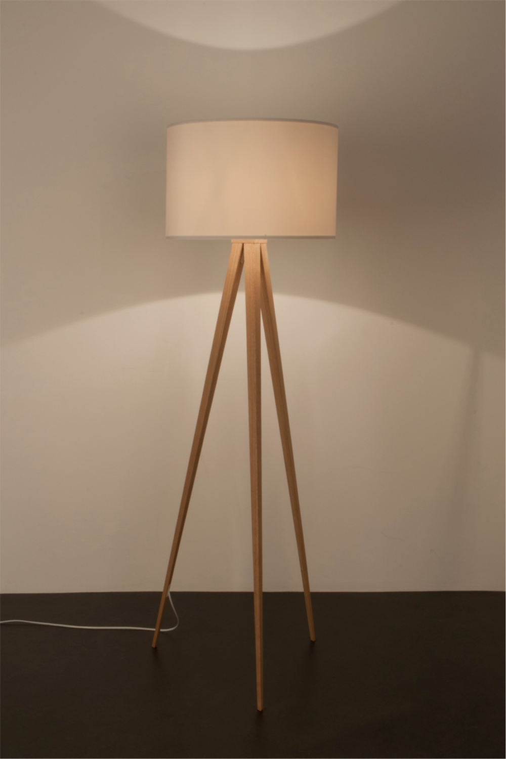Wooden Leg Floor Lamp | Oroa.com