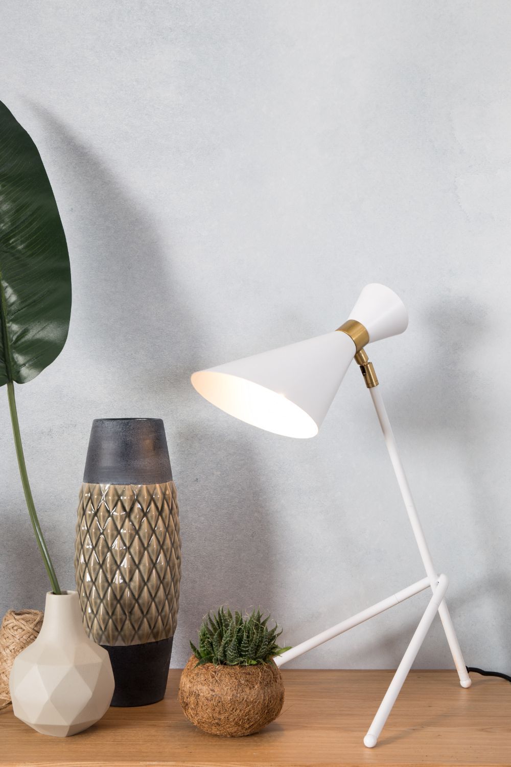 White Metal Tripod Table Lamp | Zuiver Shady | OROA.com