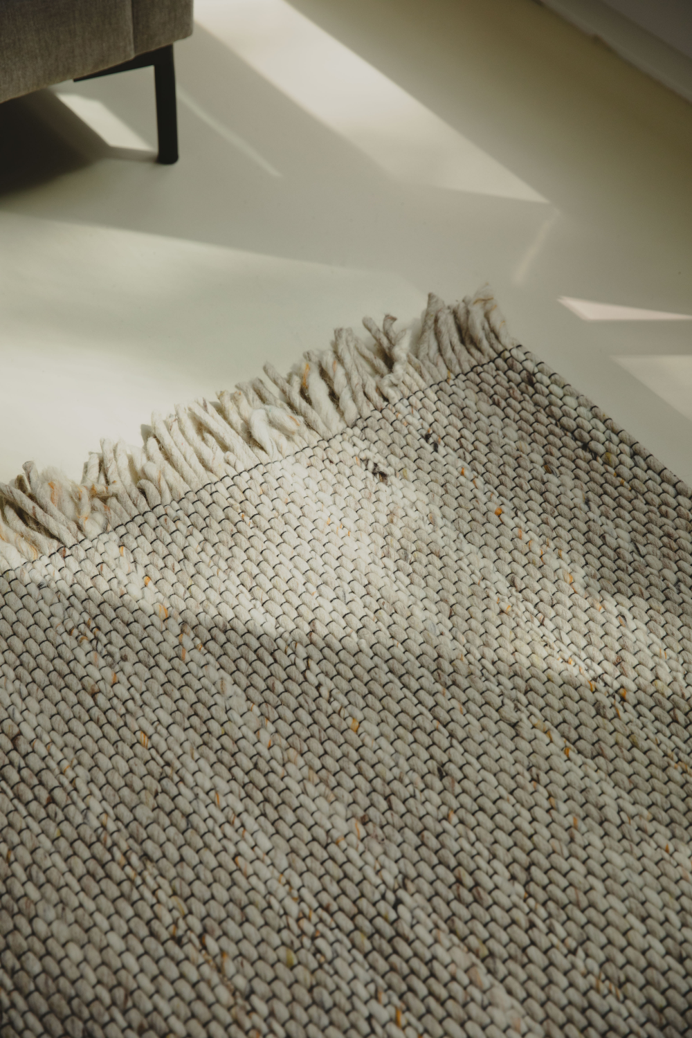 Handwoven Woolen Strands Carpet 5' x 8' | Zuiver Frills | Oroa.com