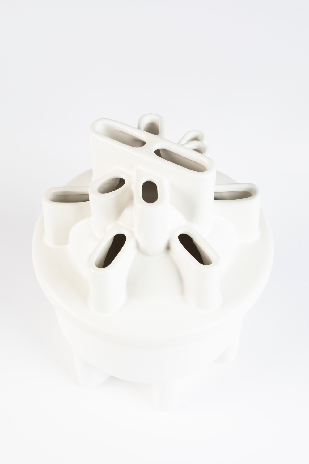 White Ceramic Modern Vase | Zuiver Bassin | OROA.com