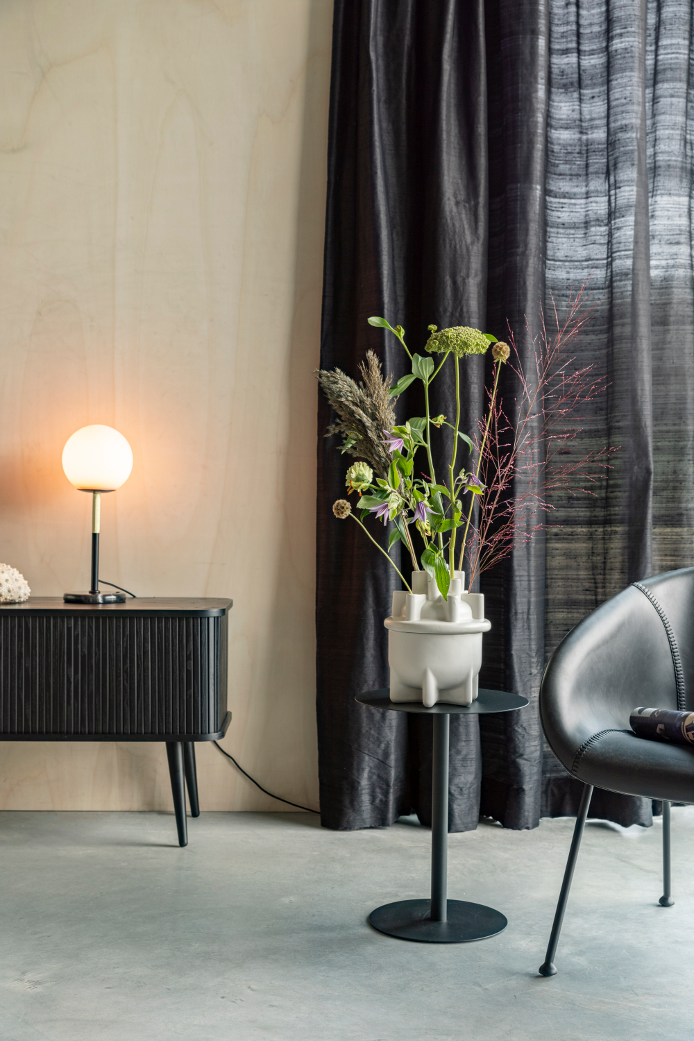 White Ceramic Modern Vase | Zuiver Bassin | OROA.com