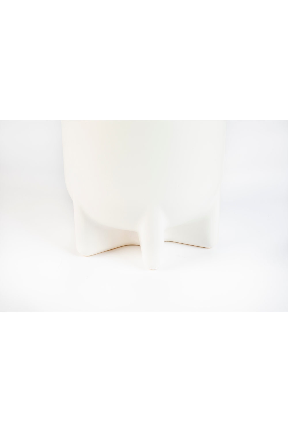 White Ceramic Modern Vase | Zuiver Bassin | OROA.com
