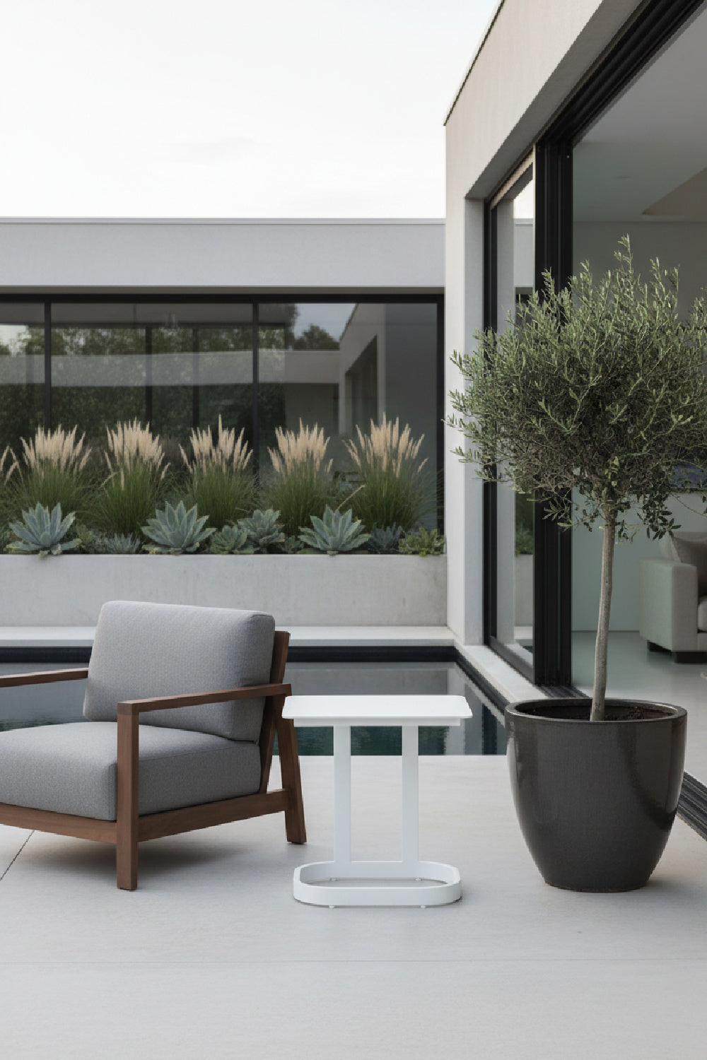 Outdoor Aluminum End Table | OROA Modern Friss | Oroa.com