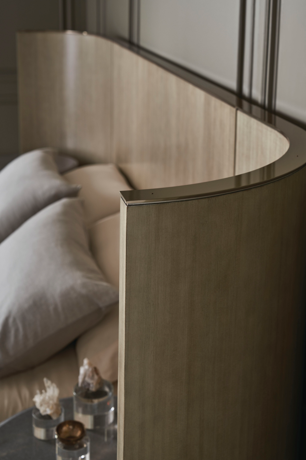 Gray Minimalist Winged Bed | Oroa.com