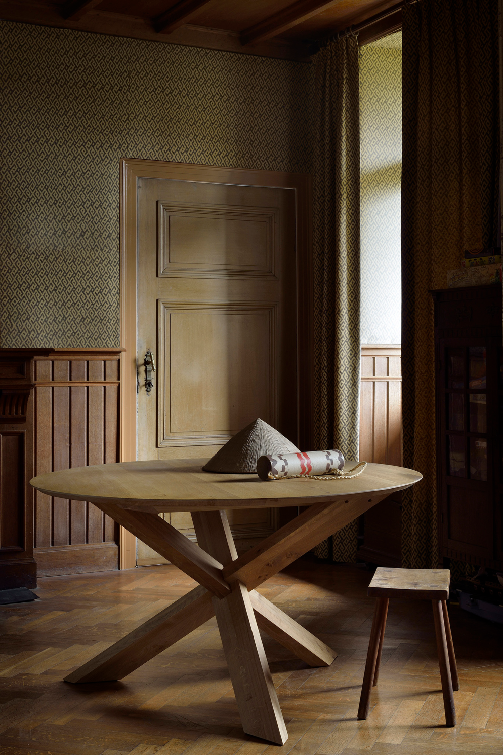 Round Oak Dining Table | Ethnicraft Circle | OROA TRADE