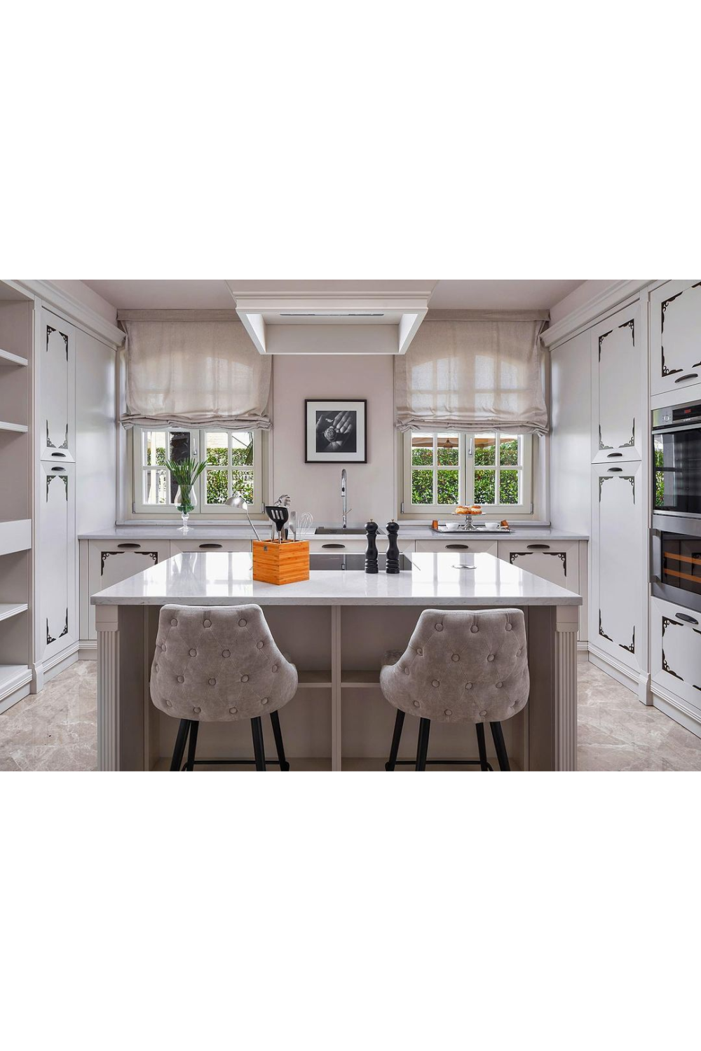 Buttoned Back Bar Stool | Eichholtz Cedro | Oroa.com