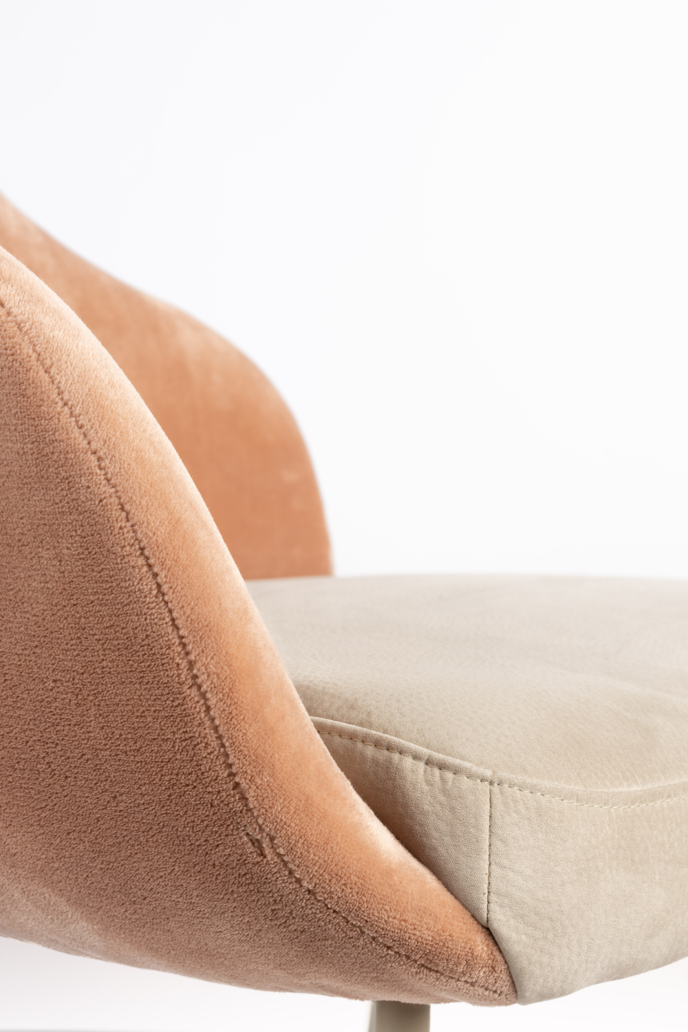 Pink Modern Lounge Chair | Zuiver Friuli | OROA.com