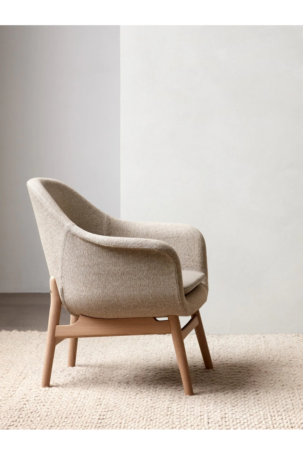 Minimalist Shell Lounge Chair | Audo Copenhagen Harbour | Oroa.com