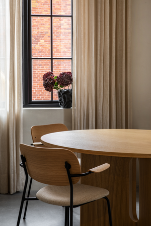 Intersecting-Base Round Dining Table | Audo Copenhagen Androgyne | Oroa.com