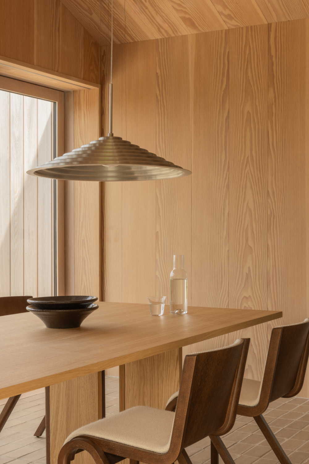 Intersecting-Base Oak Dining Table | Audo Copenhagen Androgyne | Oroa.com